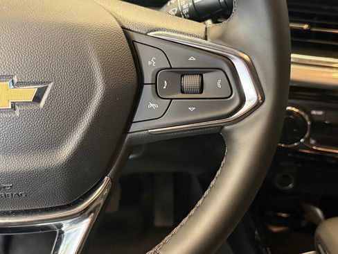 Used 2025 Chevrolet Trax LT w/ LT Convenience Package FWD image 12