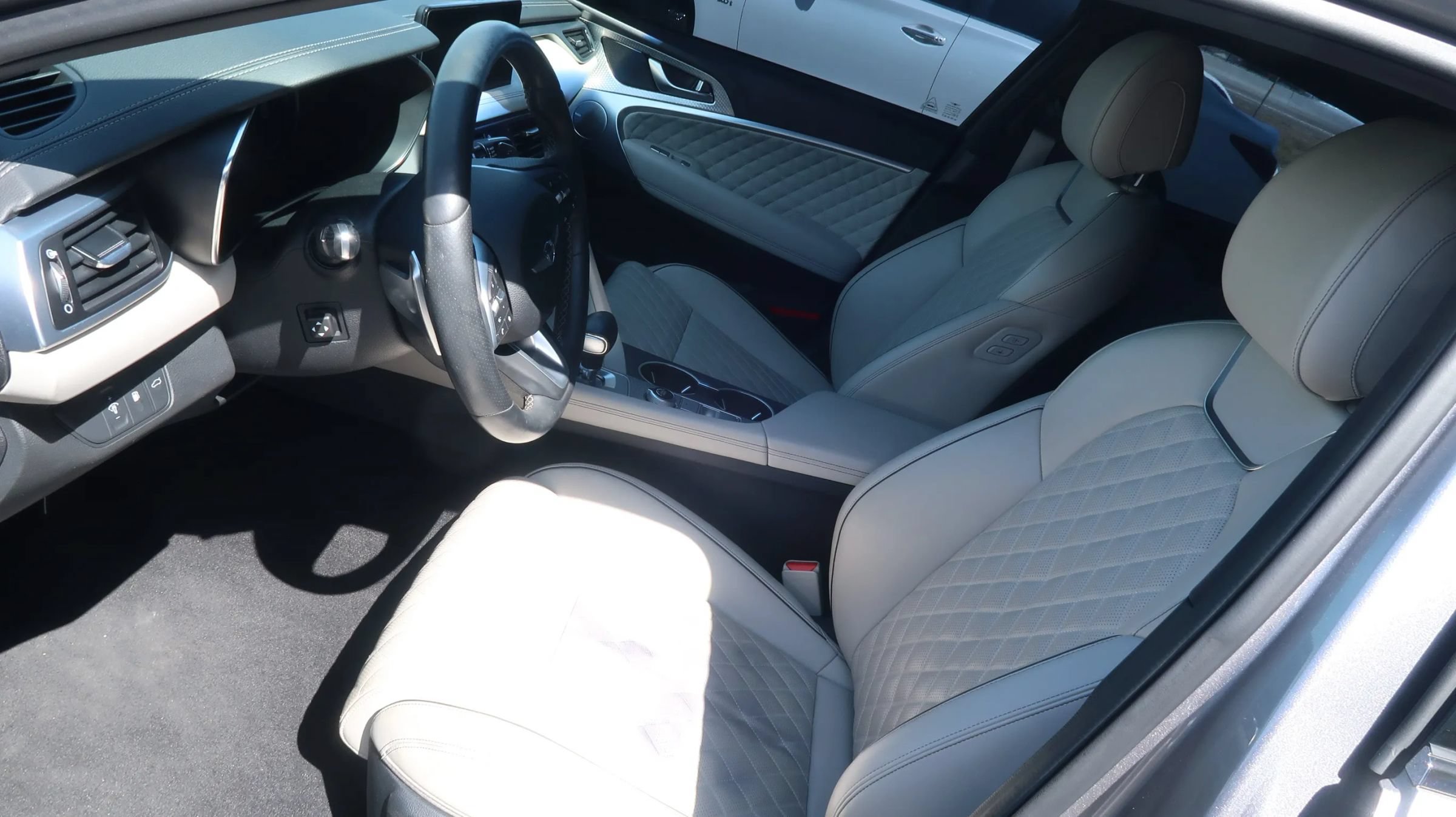 Used 2022 Genesis G70 3.3T RWD image 17