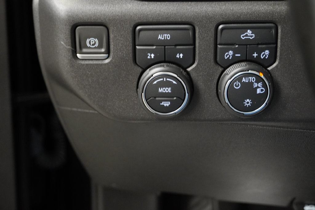 Used 2024 Chevrolet Silverado 1500 LT AWD/4WD image 31