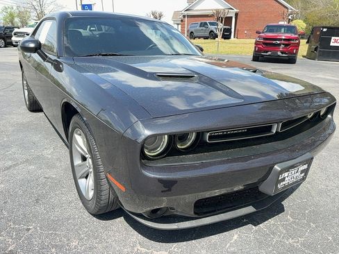 Used 2016 Dodge Challenger SXT RWD image 2
