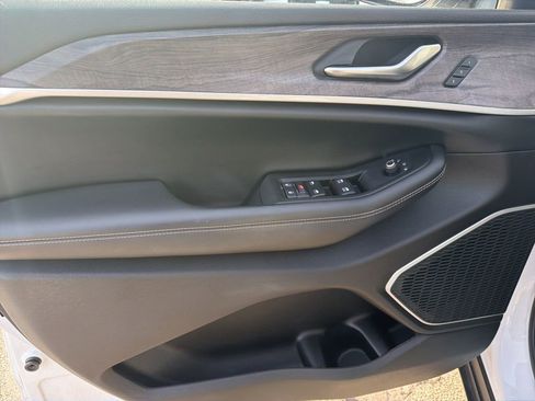 Certified 2022 Jeep Grand Cherokee Limited image 3