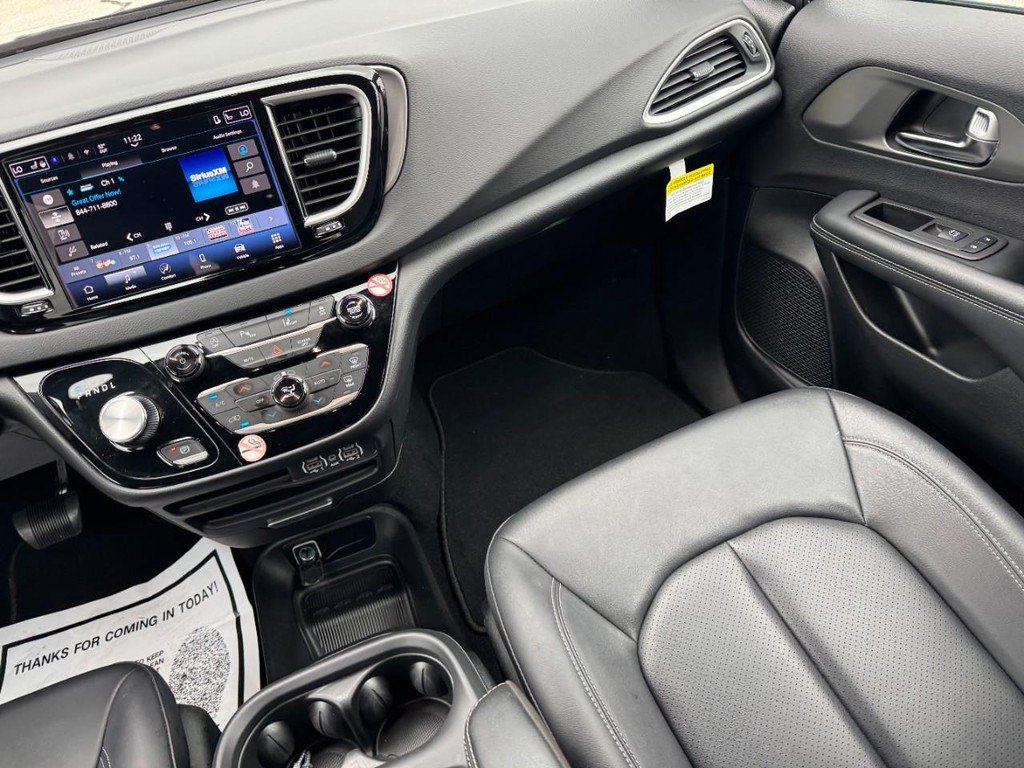 Used 2025 Chrysler Pacifica Select FWD image 19