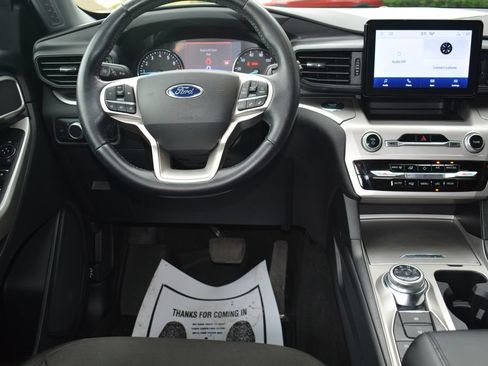 Used 2022 Ford Explorer XLT AWD/4WD image 3