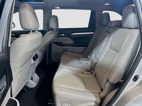 Used 2019 Toyota Highlander XLE FWD image 23