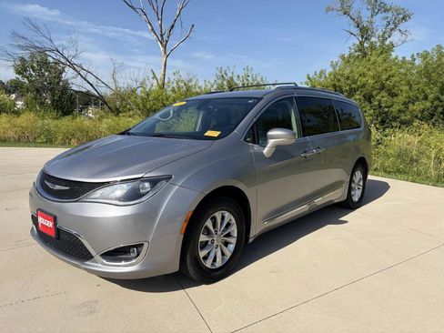 Used 2019 Chrysler Pacifica Touring-L FWD image 3