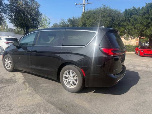 Used 2024 Chrysler Pacifica Touring-L image 3