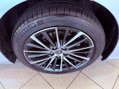 Certified 2025 Lexus ES 350 w/ Premium Package image 15