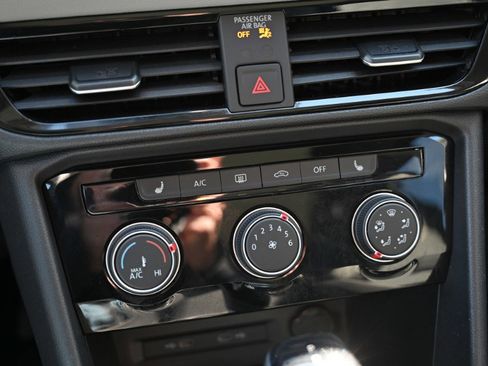 Used 2023 Volkswagen Taos SE image 28