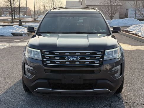 Used 2017 Ford Explorer XLT w/ Equipment Group 202A image 3