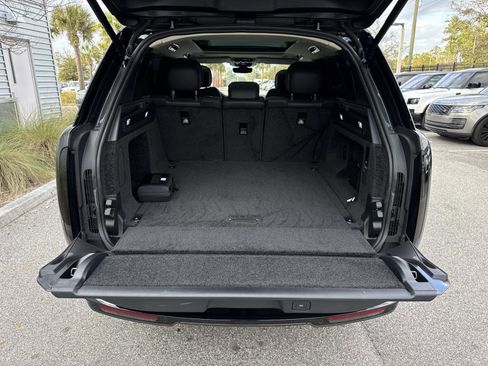 Certified 2025 Land Rover Range Rover SE image 11