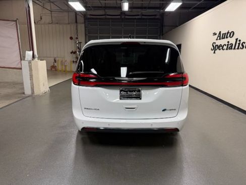 Used 2024 Chrysler Pacifica Limited FWD image 4