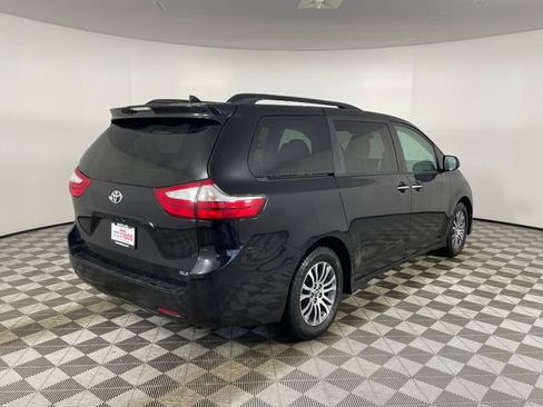 Used 2018 Toyota Sienna XLE image 22