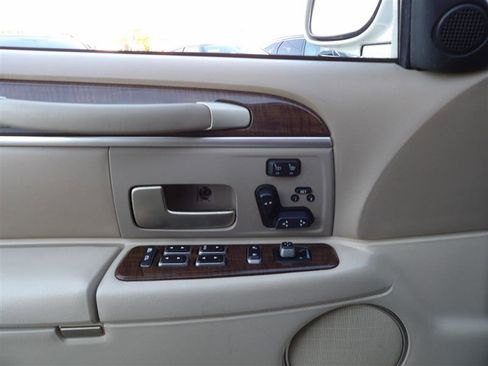 Used 2007 Lincoln Town Car Designer Series image 32