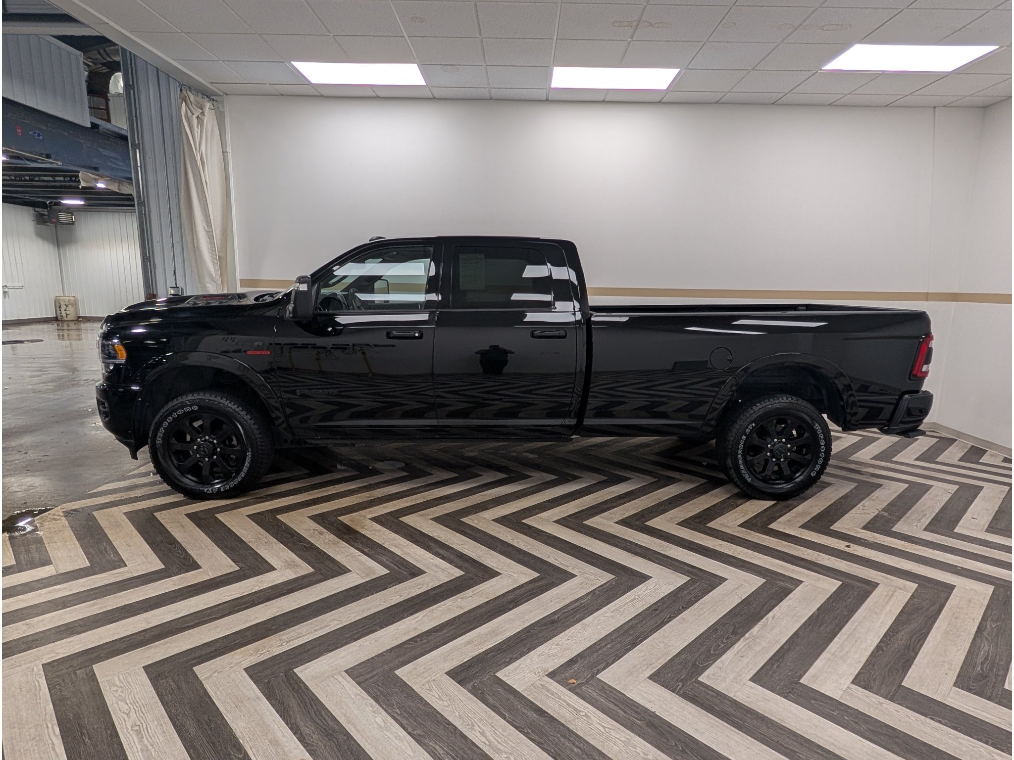Used 2024 RAM 3500 Laramie w/ Night Edition AWD/4WD image 3