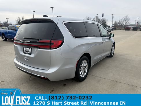 Used 2023 Chrysler Pacifica Touring-L image 7