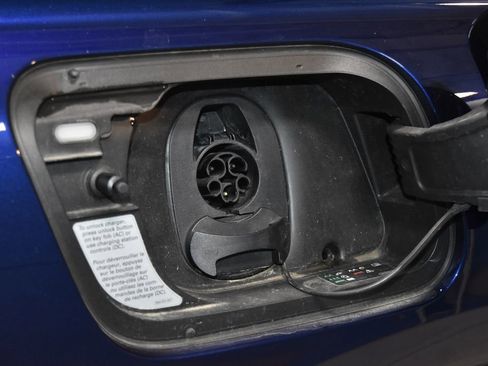 Used 2024 Audi Q4 e-tron Premium image 37