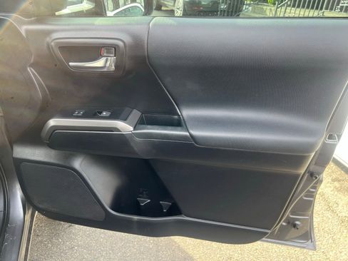 Used 2020 Toyota Tacoma TRD Off-Road w/ Technology Package image 28