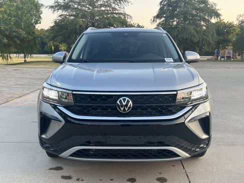 Certified 2024 Volkswagen Taos SE w/ Panoramic Sunroof Package FWD image 3
