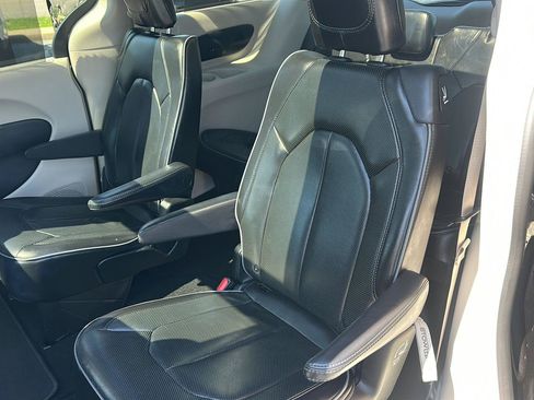 Used 2019 Chrysler Pacifica Limited FWD image 20