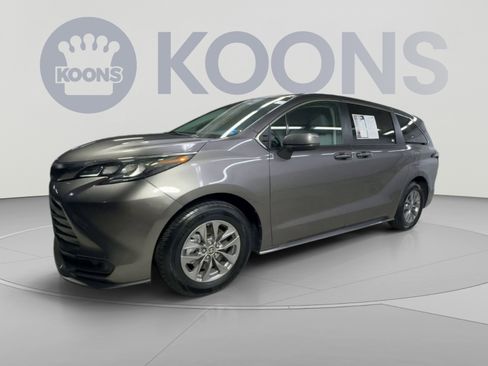 Used 2024 Toyota Sienna LE FWD image 5
