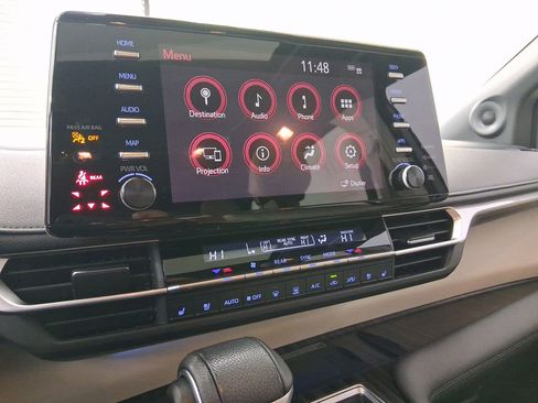 Used 2021 Toyota Sienna Limited image 22