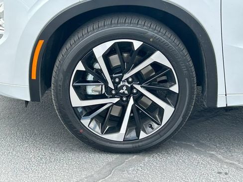 Used 2025 Mitsubishi Outlander 4WD Plug-In Hybrid image 12