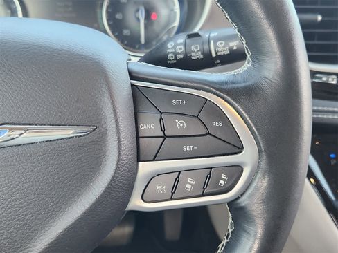 Used 2021 Chrysler Pacifica Touring-L image 28