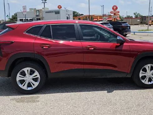 Used 2025 Chevrolet Trax LS FWD image 8