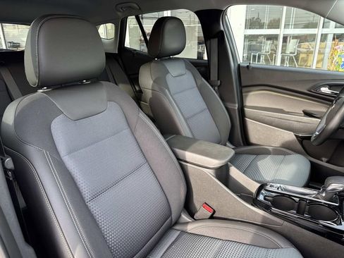 Used 2025 Chevrolet Trax LT w/ LT Convenience Package image 11