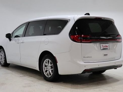 Used 2023 Chrysler Pacifica Touring-L FWD image 6