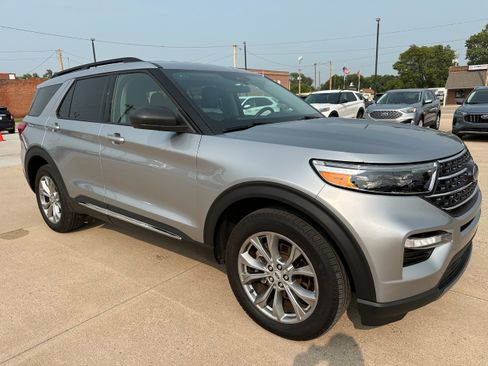 Used 2023 Ford Explorer XLT w/ Equipment Group 202A image 8