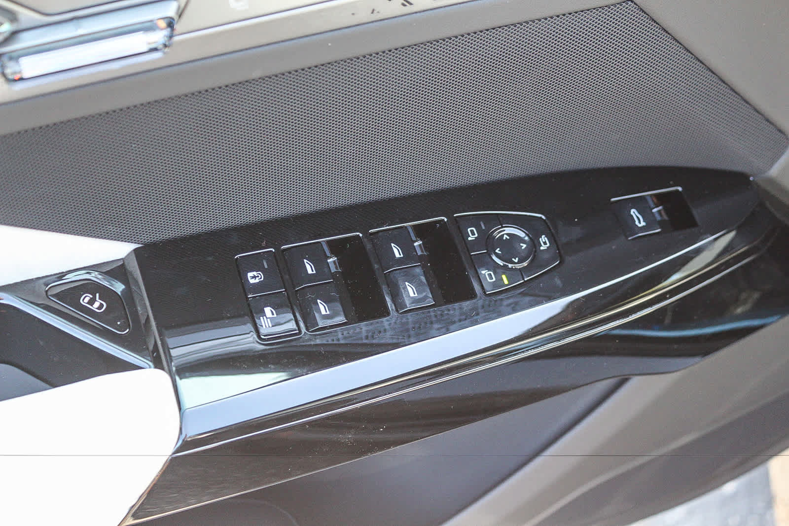 New 2027 BMW 740i w/ Executive Package RWD image 19