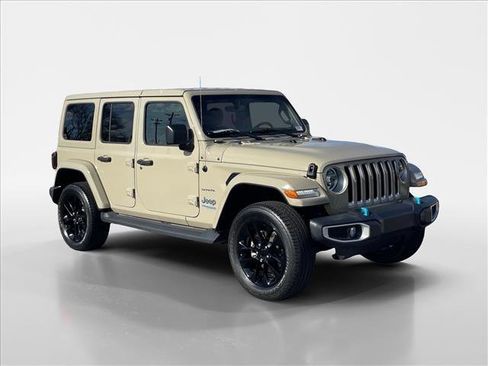 Used 2022 Jeep Wrangler Unlimited Sahara w/ Cold Weather Group image 8