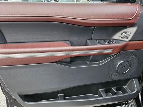 Used 2023 Ford Expedition Limited image 16