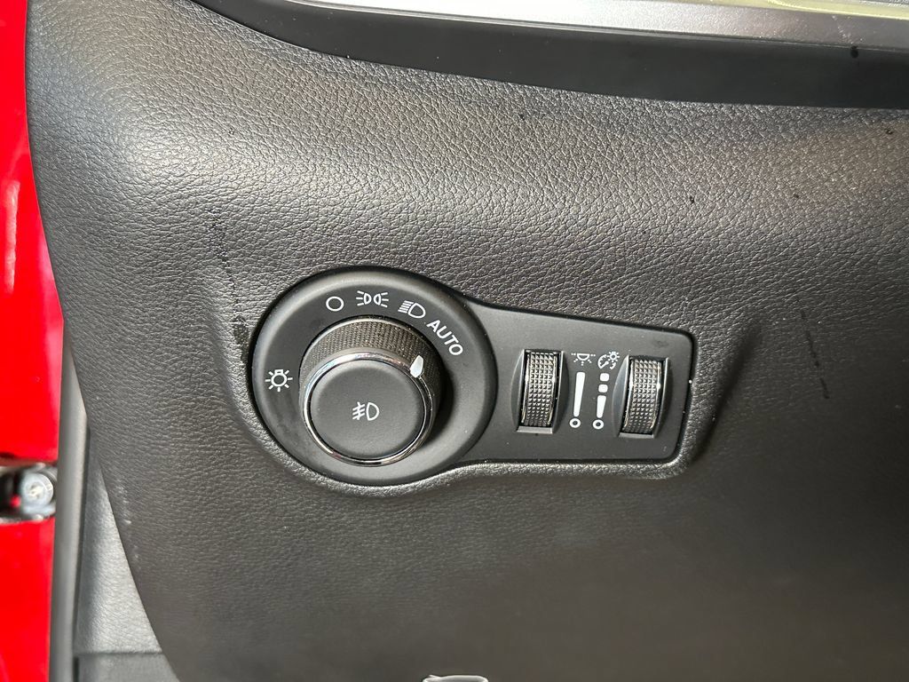 Used 2025 Jeep Compass Latitude AWD/4WD image 18