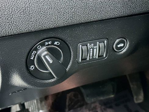 Used 2019 Chrysler 300 Touring w/ Sport Appearance Package image 15