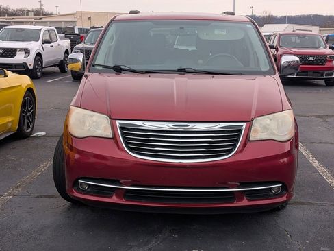 Used 2014 Chrysler Town & Country Touring image 5