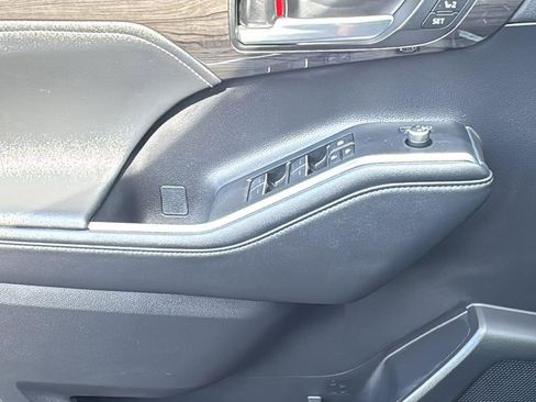 Used 2024 Toyota Highlander Limited image 11