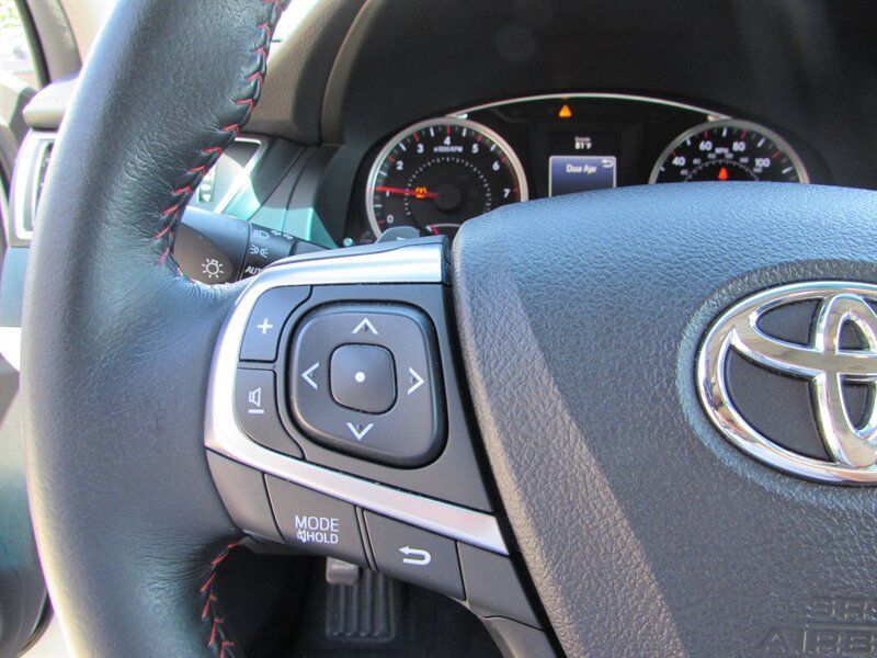 Used 2015 Toyota Camry SE w/ Moonroof Package FWD image 12