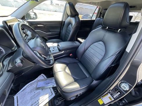 Used 2023 Toyota Highlander XLE AWD/4WD image 14