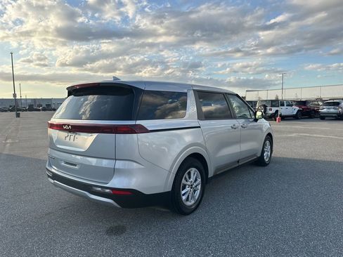 Used 2022 Kia Carnival LX image 6