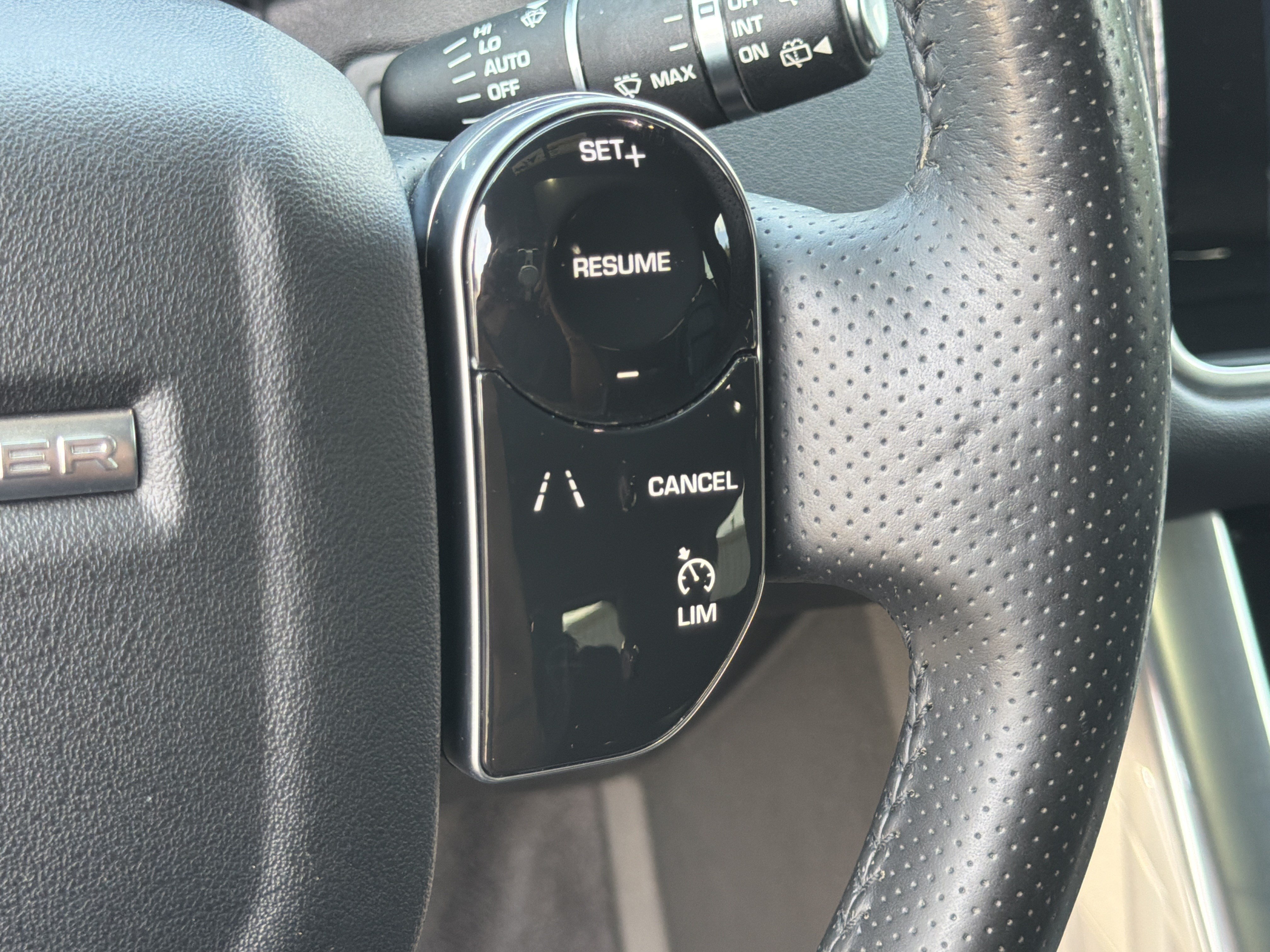 Used 2018 Land Rover Range Rover Sport HSE AWD/4WD image 32