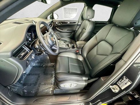 Certified 2026 Porsche Macan AWD/4WD image 5