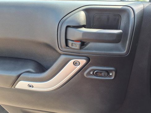 Used 2014 Jeep Wrangler Unlimited Sahara w/ Dual Top Group image 4