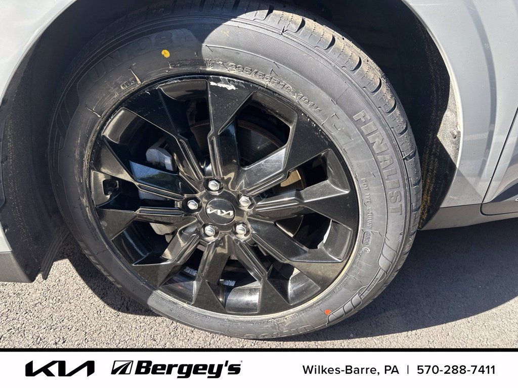 Certified 2024 Kia Carnival SX FWD image 8
