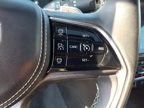 Used 2022 Jeep Grand Cherokee Overland w/ Luxury Tech Group IV image 19