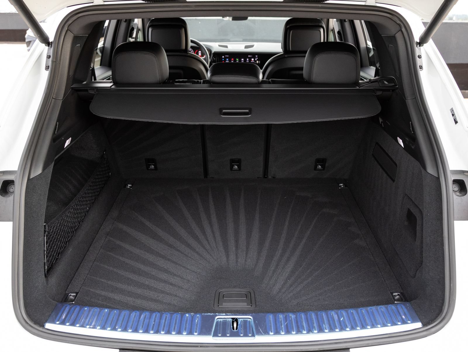 Certified 2025 Porsche Cayenne AWD/4WD image 28