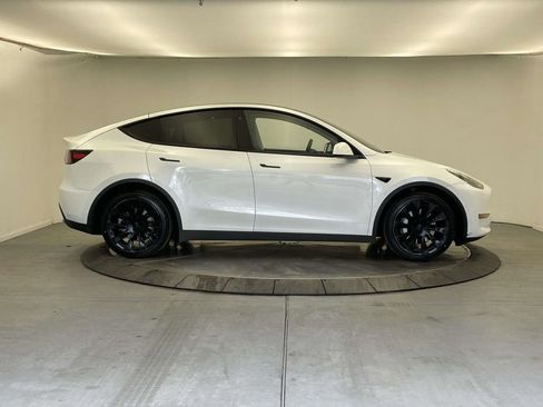 Used 2020 Tesla Model Y Long Range image 8