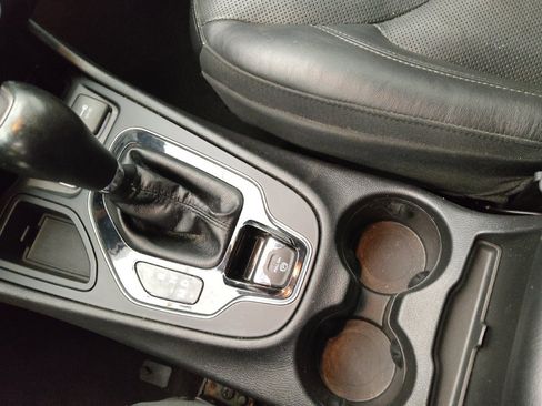 Used 2019 Jeep Cherokee Limited FWD image 26