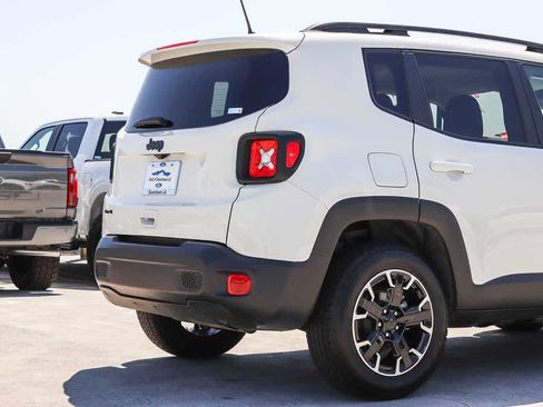 Used 2023 Jeep Renegade Latitude AWD/4WD image 9